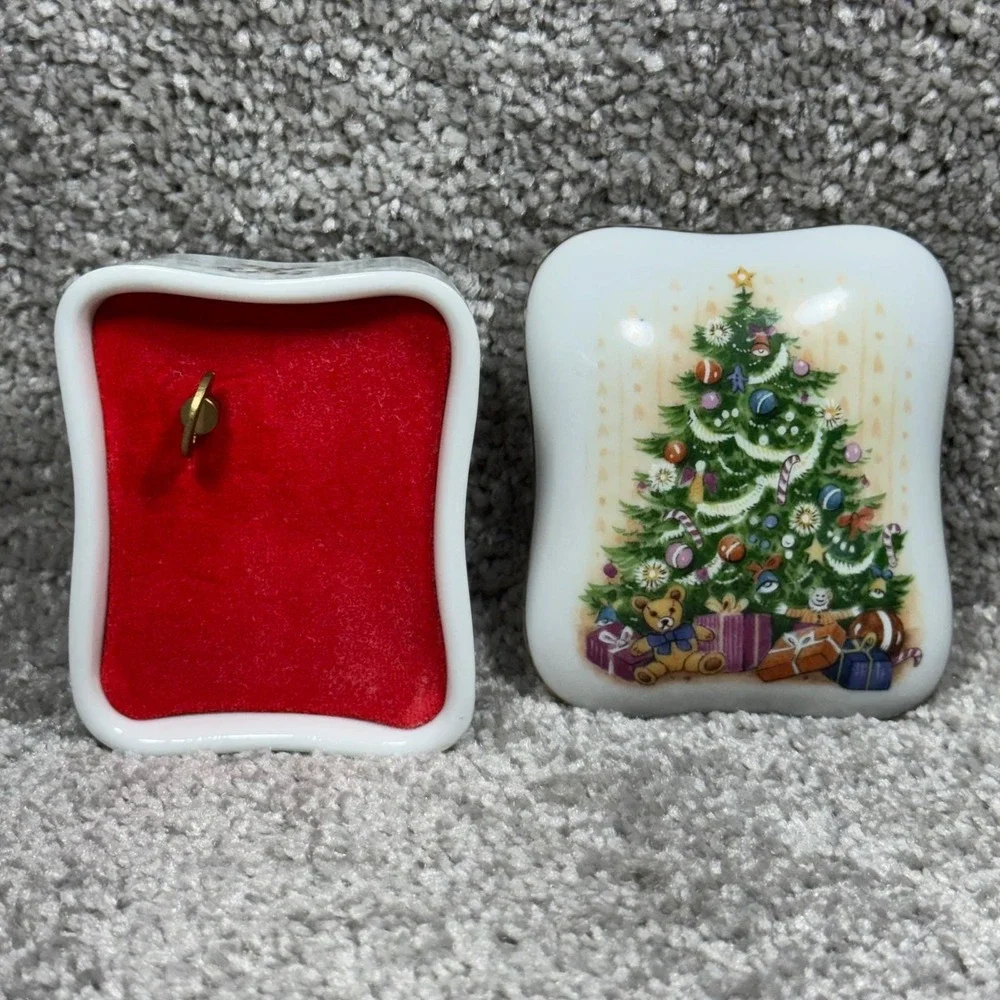 Royal Yarmouth O Christmas Tree Porcelain Music Box 1986 Limited Edition Vintage